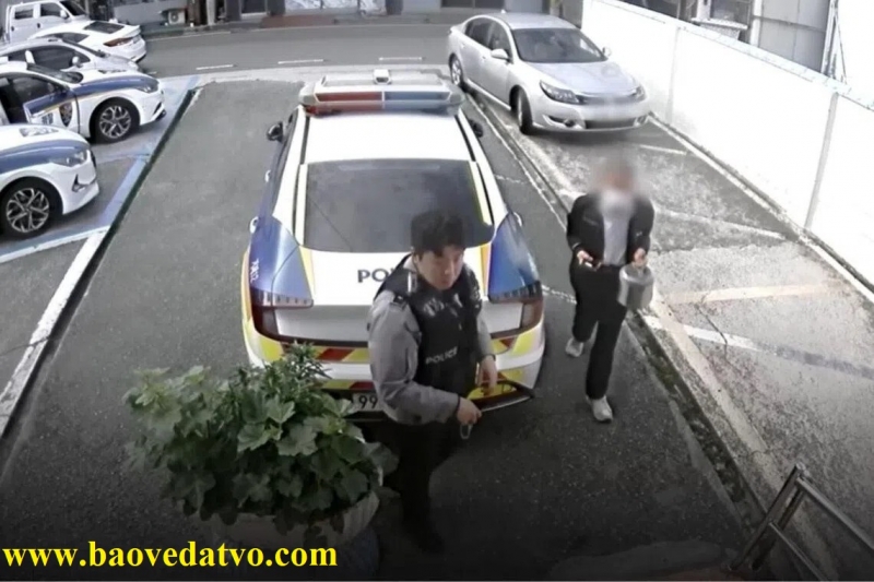 bac bao ve vut rac tinh co phat hien noi com dien cu giau so vang gan 400 trieu dong