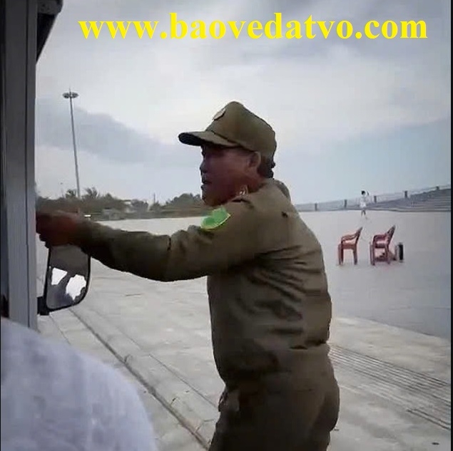 lan truyen doan video nhan vien bao ve chui boi du khach tai thap nghinh phong