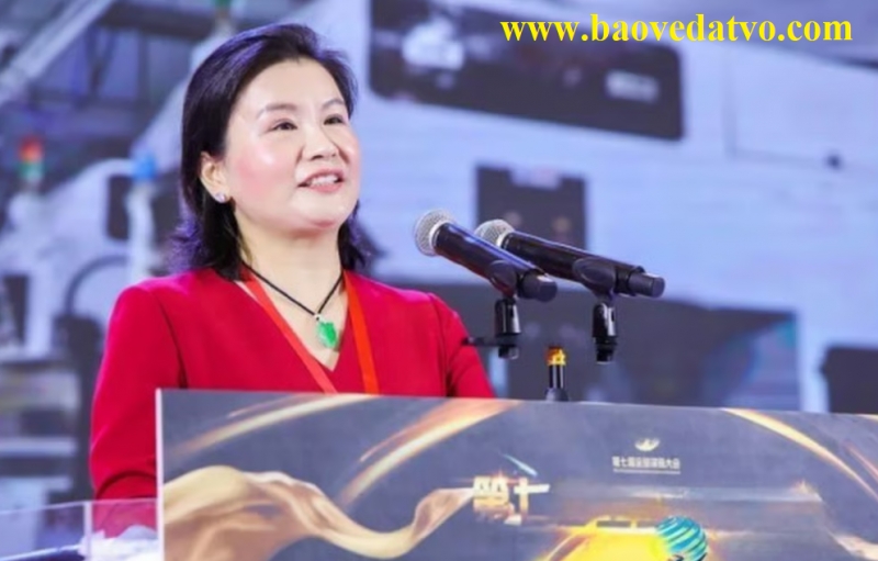 nguoi phu nu trung quoc xuat hien cung tim cook va elon musk  tu bao ve thanh ty phu 16 ty usd