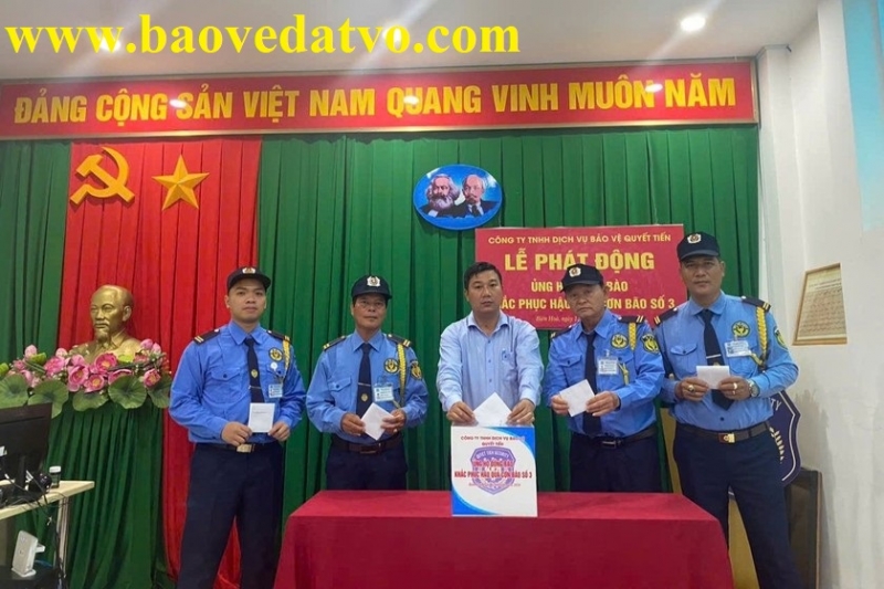 nhan vien bao ve quyen gop ung ho dong bao lu lut phia bac