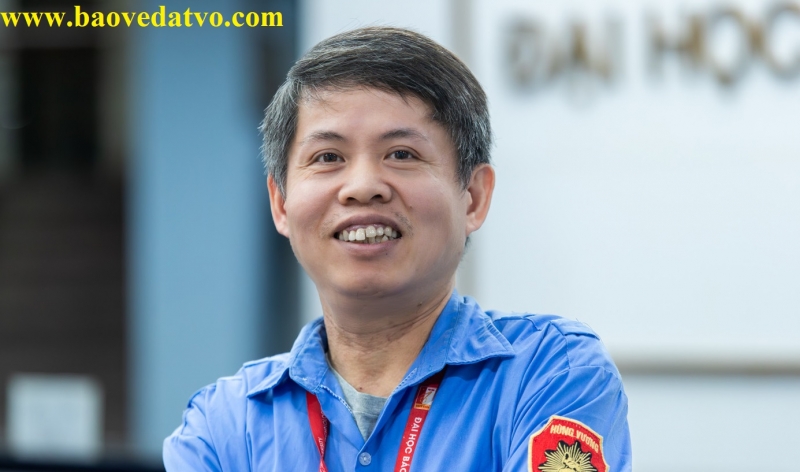 nhan vien bao ve voi tam bang cu nhan nghe thuat gay sot mang xa hoi